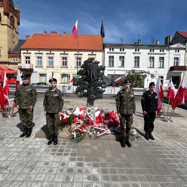 Maja 2024 roku, w 233 rocznicę uchwalenia Konstytucji 3 Maja, uczniowie klas mundurowych "Menedżera" (zdjęcie 3)