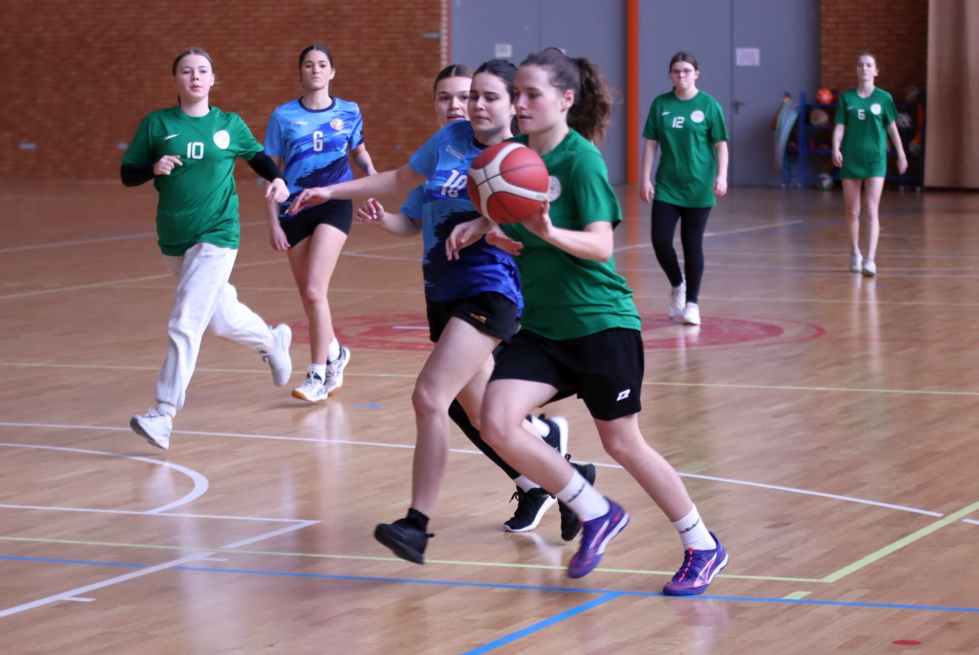 Fotorelacja z rozgrywek Licealiady, w których wzięli udział nasi uczniowie w minionym miesiącu 🏐🏀� (zdjęcie 5)
