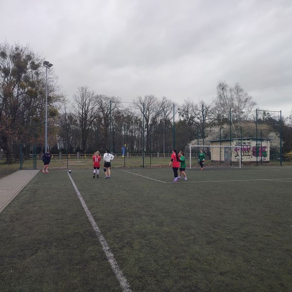 Półfinał zawodów wojewódzkich w piłkę nożną dziewcząt kończymy na I miejscu 🎉 Daje nam to awans na  (zdjęcie 2)