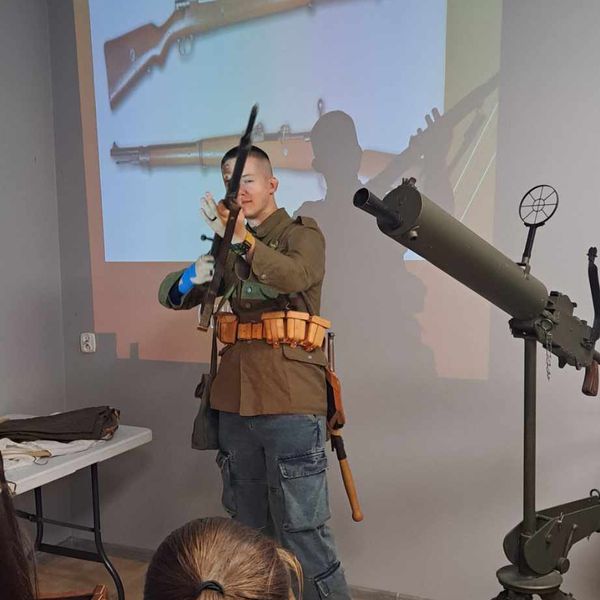 Serdecznie dziękujemy za zaproszenie na wspaniałą żywą lekcje historii Panu Michałowi Golińskiemu! W (zdjęcie 2)