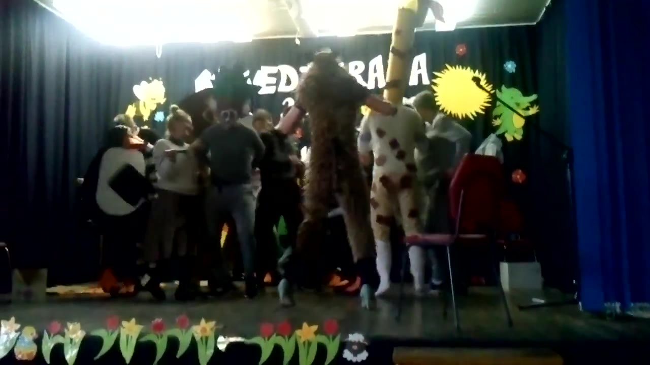 Klatka z filmu 5 — Menedżerada - występ klasy IV AMiejsce: Zespół Szkół Menedże