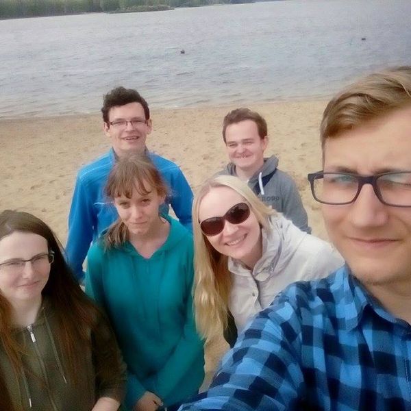 Bitewny kurz Menedżerady już opadł, a grupa zwycięzców z klasy II TA wraz z wychowawcą Mirosławą Kru (zdjęcie 18)