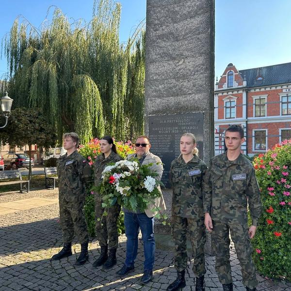 Naród bez historii, jest jak drzewo bez korzeni
