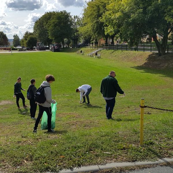 W roku szkolnym 2019/2020 Zespół Szkół Menedżerskich w Świeciu postanowił działać na rzecz ochrony ś (zdjęcie 12)