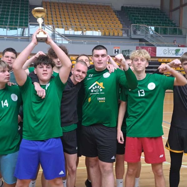 W dniu 25.11.2025 drużyna ZSM zdobyła I miejsce w turnieju piłki halowej (zdjęcie 2)