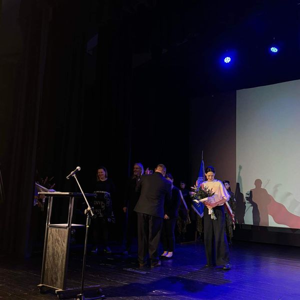 Zakończenie roku szkolnego maturzystów ZSM odbyło się w kinie wrzos o godzinie 11 (zdjęcie 3)