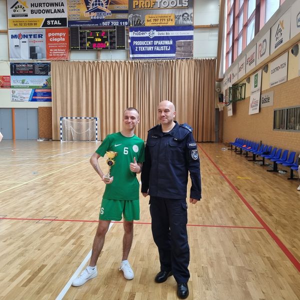 W dniu dzisiejszym uczniowie naszej szkoły wzięli udział w turnieju promującym zawód policjanta, org (zdjęcie 3)