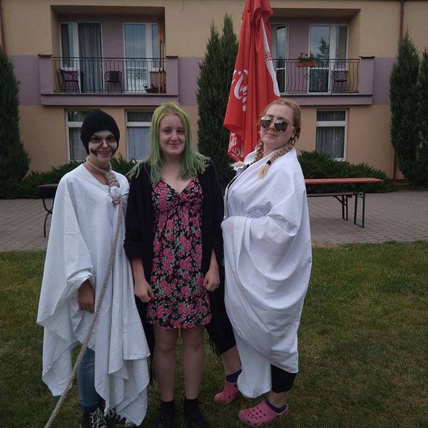 Bitewny kurz Menedżerady już opadł, a grupa zwycięzców z klasy II TA wraz z wychowawcą Mirosławą Kru (zdjęcie 8)