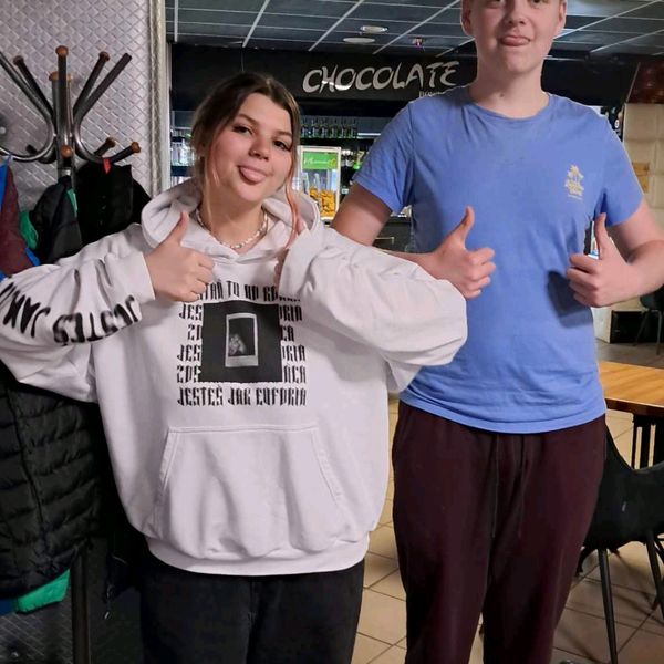 W środę 12 marca klasa ITI świętowała wspólnie z wychowawcą Dzień Kobiet i Mężczyzn w kręgielni (zdjęcie 4)