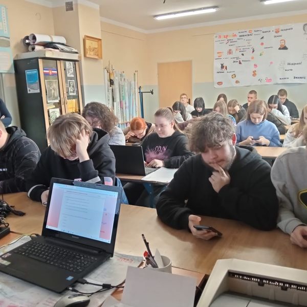 Do konkursu z Wiedzy o Zarządzaniu i Ekonomii organizowanego przez Uniwersytet Morski w Gdyni przyst (zdjęcie 3)