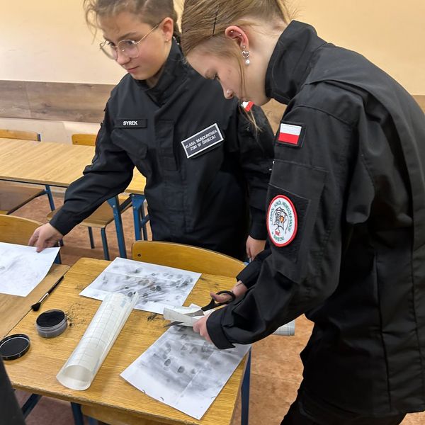 Zajęcia z technikiem  W poniedziałek 10 lutego uczniowie klasy policyjnej uczestniczyli w zajęciach  (zdjęcie 3)