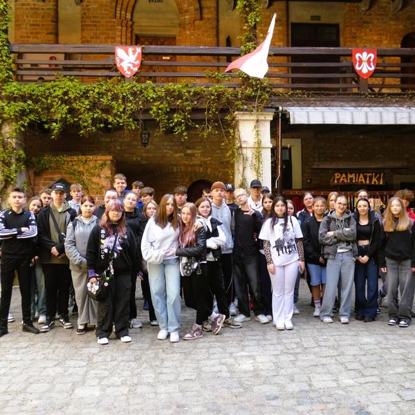 Szkolna przygoda pełna historii i słońca! 🌞🏰  29 kwietnia 2025 roku uczniowie naszej szkoły wyrusz