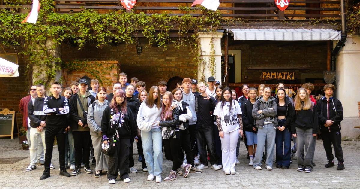 Szkolna przygoda pełna historii i słońca! 🌞🏰  29 kwietnia 2025 roku uczniowie naszej szkoły wyrusz