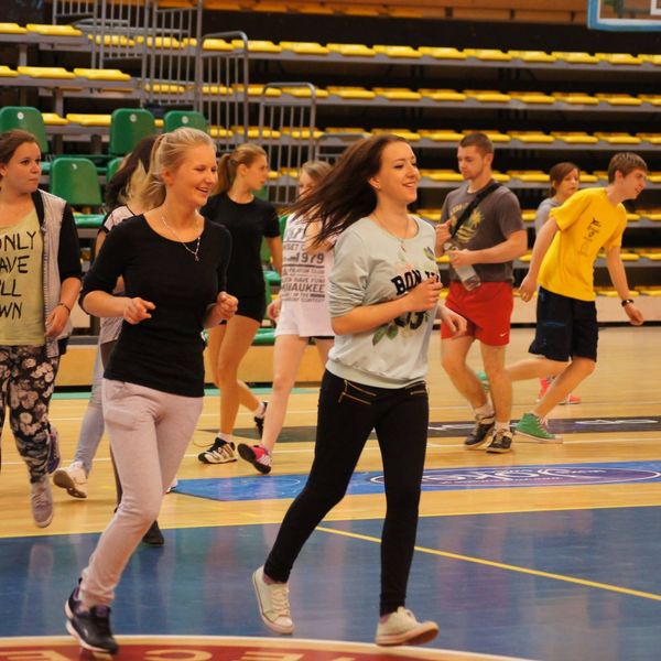 Dzień Sportu i Zdrowia w Zespole Szkół Menedżerskich w Świeciu ,,Olimpiada zdrowia” – biegi, rzut do (zdjęcie 2)