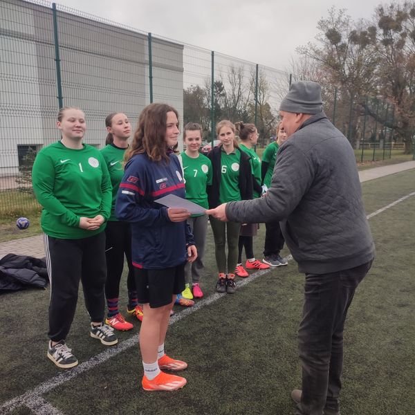 Półfinał zawodów wojewódzkich w piłkę nożną dziewcząt kończymy na I miejscu 🎉 Daje nam to awans na  (zdjęcie 4)