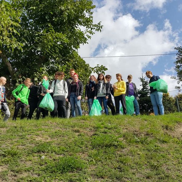 W roku szkolnym 2019/2020 Zespół Szkół Menedżerskich w Świeciu postanowił działać na rzecz ochrony ś (zdjęcie 7)