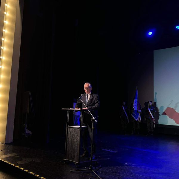 Zakończenie roku szkolnego maturzystów ZSM odbyło się w kinie wrzos o godzinie 11 (zdjęcie 5)