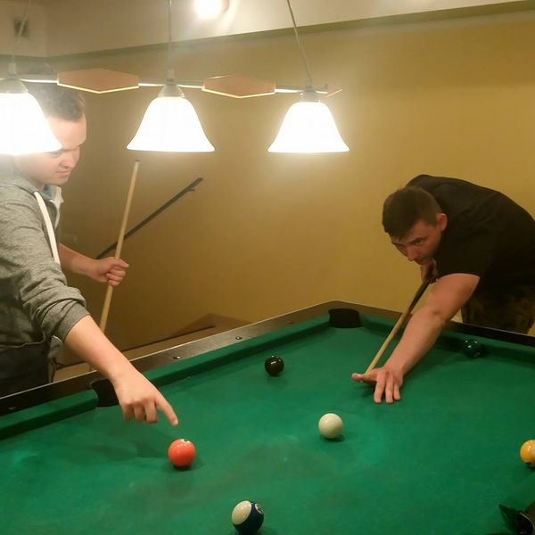 Bitewny kurz Menedżerady już opadł, a grupa zwycięzców z klasy II TA wraz z wychowawcą Mirosławą Kru (zdjęcie 24)