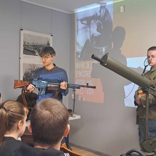 Serdecznie dziękujemy za zaproszenie na wspaniałą żywą lekcje historii Panu Michałowi Golińskiemu! W (zdjęcie 3)