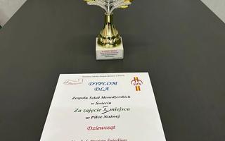 Dyplom i puchar - Dziewczyny I miejsce piłka nożna