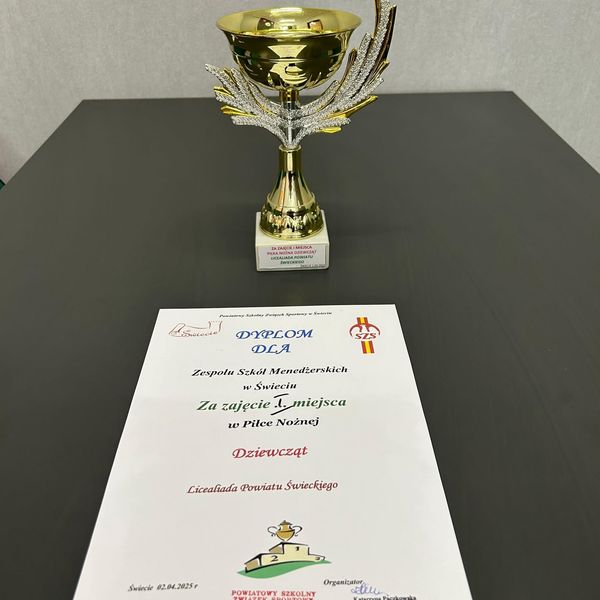 Dyplom i puchar - Dziewczyny I miejsce piłka nożna
