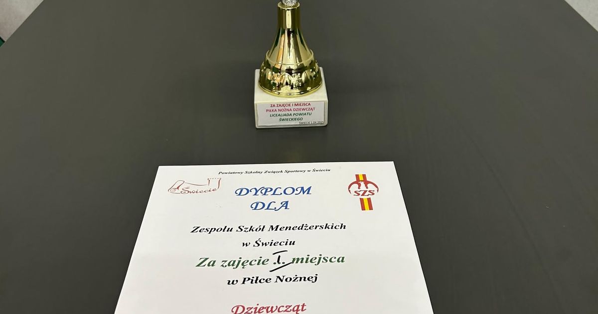 Dyplom i puchar - Dziewczyny I miejsce piłka nożna