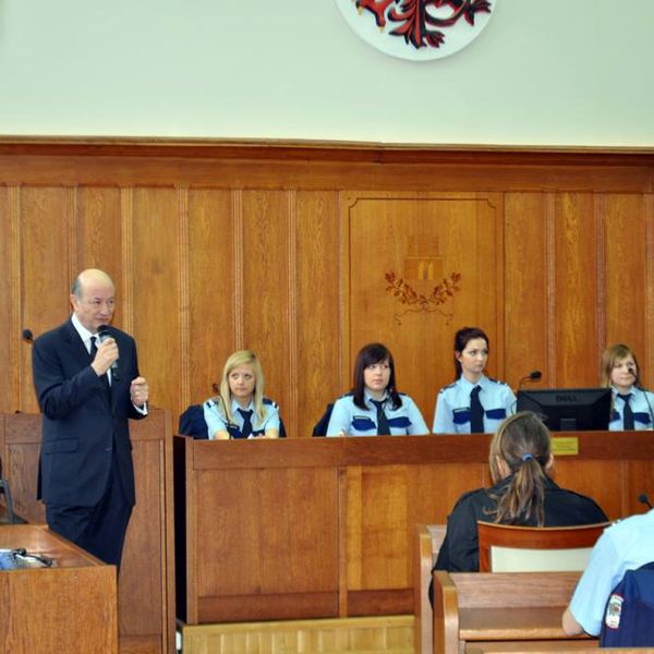 Lekcja inna niż wszystkie”  Dnia 9 kwietnia uczniowie klas I i II Zespołu Szkół Menedżerskich o prof (zdjęcie 3)