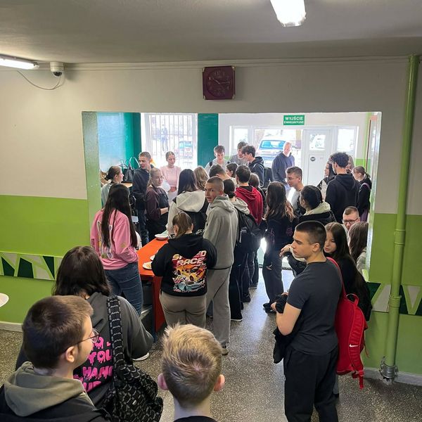 W naszej szkole zadziały się cuda!  😍😍😍 W godzinę zegarową nasi uczniowie zebrali 1607 zł + wpłat (zdjęcie 6)