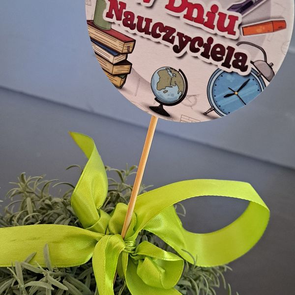 Z okazji Dnia Nauczyciela  Uczennice Weronika i Ola w mieniu całej społeczności uczniowskiej zorgani (zdjęcie 2)