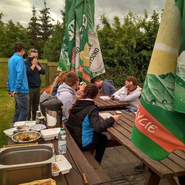 Bitewny kurz Menedżerady już opadł, a grupa zwycięzców z klasy II TA wraz z wychowawcą Mirosławą Kru (zdjęcie 14)