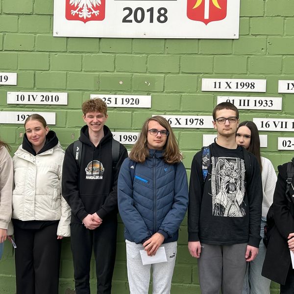 Stypendyści dyrektora szkoły, którzy odebrali drugą transzę za osiągnięcie wysokich wyników w nauce