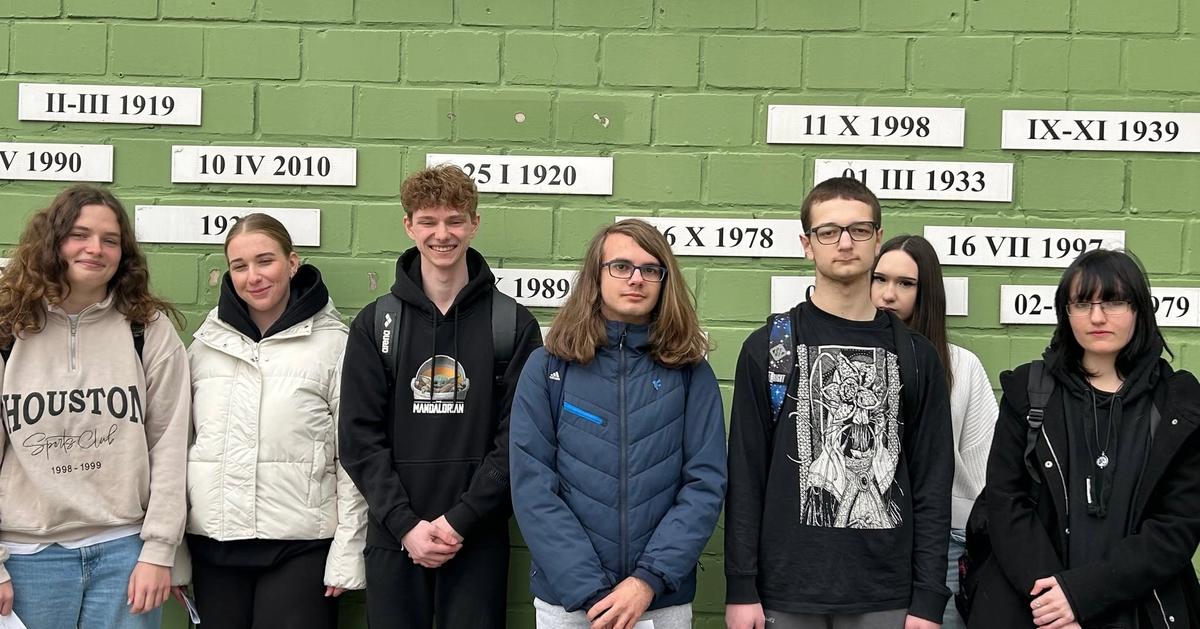 Stypendyści dyrektora szkoły, którzy odebrali drugą transzę za osiągnięcie wysokich wyników w nauce