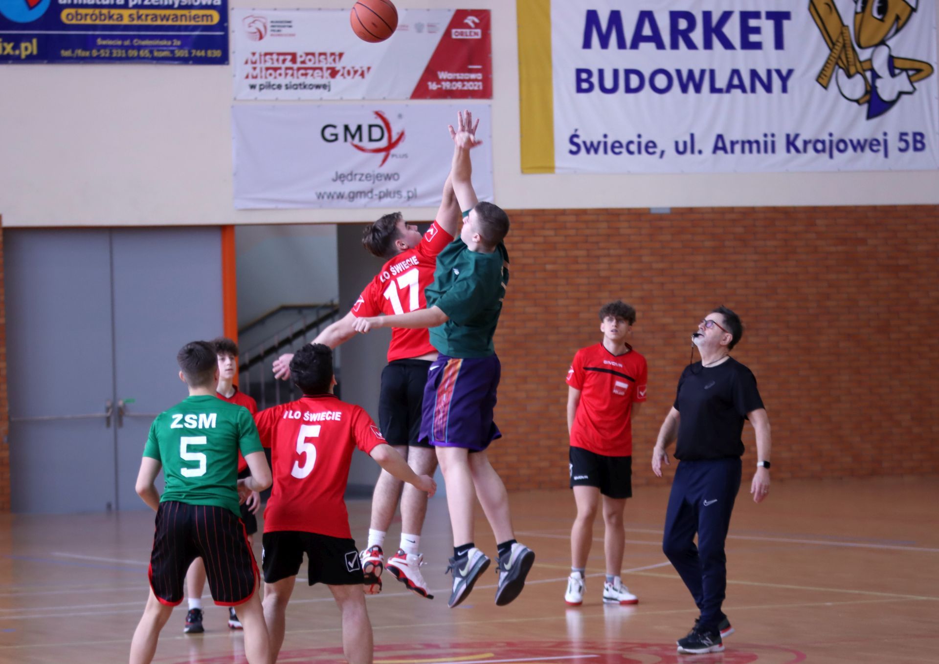 Fotorelacja z rozgrywek Licealiady, w których wzięli udział nasi uczniowie w minionym miesiącu 🏐🏀� (zdjęcie 6)