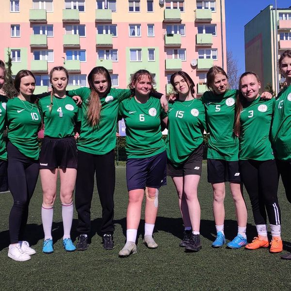 Zawody powiatowe w piłkę nożną dziewcząt (zdjęcie 4)