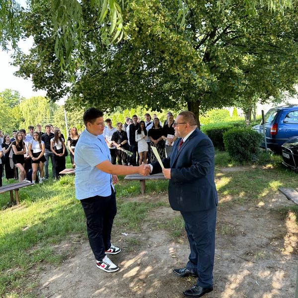 Czerwca 2024 r - uroczyste zakończenie roku szkolnego w Menedżerze (zdjęcie 3)