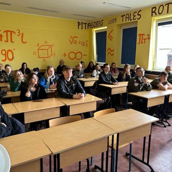 Maturzyści, studia i mundur