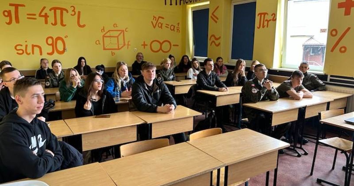 Maturzyści, studia i mundur