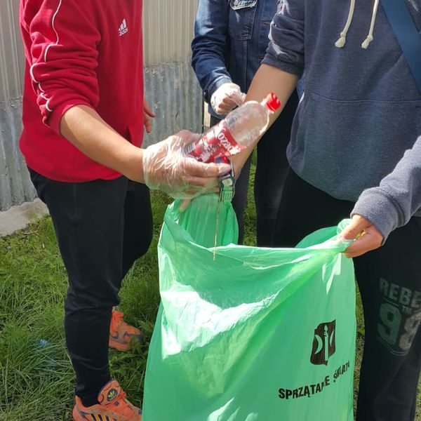 W roku szkolnym 2019/2020 Zespół Szkół Menedżerskich w Świeciu postanowił działać na rzecz ochrony ś (zdjęcie 9)