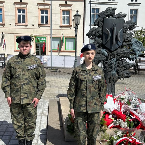 Maja 2024 roku, w 233 rocznicę uchwalenia Konstytucji 3 Maja, uczniowie klas mundurowych "Menedżera" (zdjęcie 2)