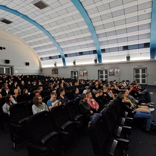 W czwartek 12.09.2024 społeczność ZSM przyjęła zaproszenie na spektakl "Serce z Internetu" Poznański (zdjęcie 6)