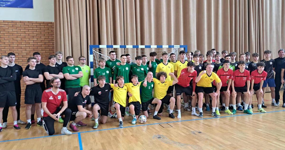 W dniu 25.11.2025 drużyna ZSM zdobyła I miejsce w turnieju piłki halowej
