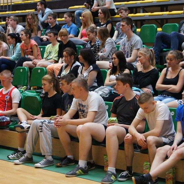 Dzień Sportu i Zdrowia w Zespole Szkół Menedżerskich w Świeciu ,,Olimpiada zdrowia” – biegi, rzut do (zdjęcie 7)