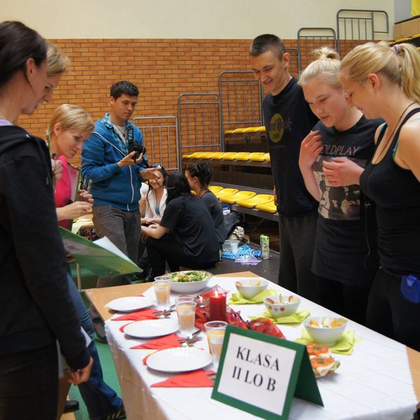 Dzień Sportu i Zdrowia w Zespole Szkół Menedżerskich w Świeciu ,,Olimpiada zdrowia” – biegi, rzut do (zdjęcie 8)