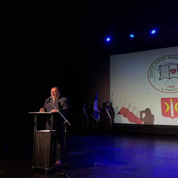 Zakończenie roku szkolnego maturzystów ZSM odbyło się w kinie wrzos o godzinie 11 (zdjęcie 8)