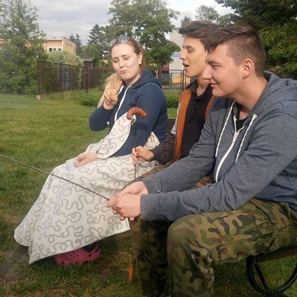 Bitewny kurz Menedżerady już opadł, a grupa zwycięzców z klasy II TA wraz z wychowawcą Mirosławą Kru (zdjęcie 25)