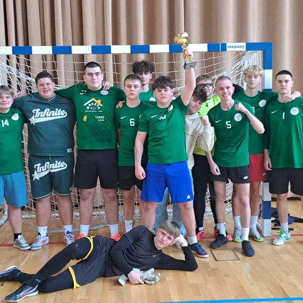 W dniu 25.11.2025 drużyna ZSM zdobyła I miejsce w turnieju piłki halowej (zdjęcie 3)