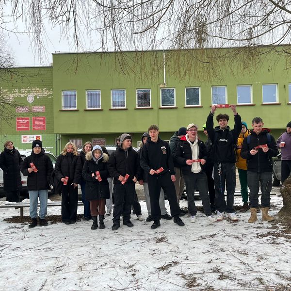 Zaległe zdjęcia, z ostatniego apelu :)  Stypendia Dyrektora oraz wyróżnienia za frekwencję dla uczni (zdjęcie 4)