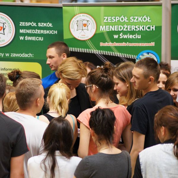 Dzień Sportu i Zdrowia w Zespole Szkół Menedżerskich w Świeciu ,,Olimpiada zdrowia” – biegi, rzut do (zdjęcie 13)