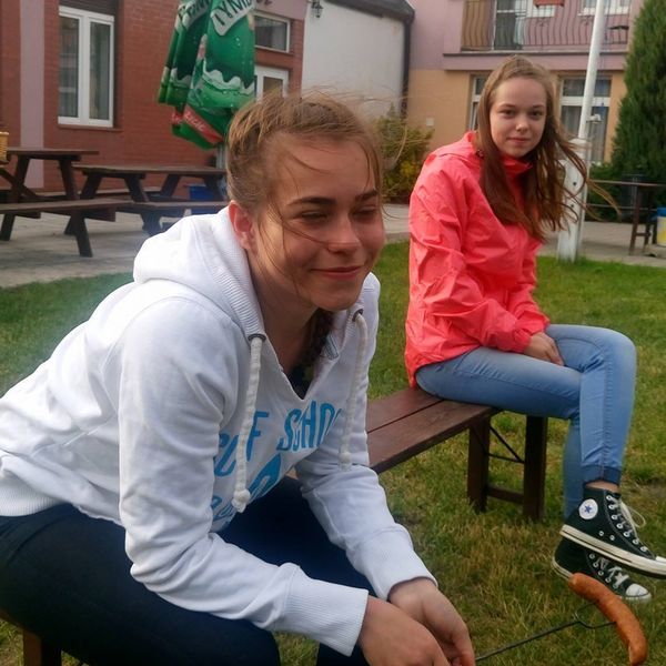 Bitewny kurz Menedżerady już opadł, a grupa zwycięzców z klasy II TA wraz z wychowawcą Mirosławą Kru (zdjęcie 21)