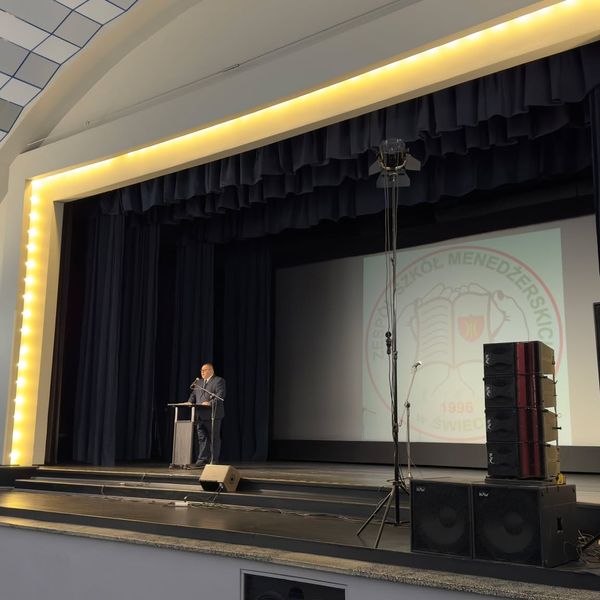 Września o godz.9.00 w sali widowiskowej Kina Wrzos, odbyła się uroczystość rozpoczęcia roku szkolne (zdjęcie 3)